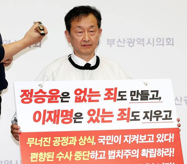 부산시교육감에 출마한 정승윤 부산대 법학전문대학언 교수가 8일 부산시의회 브리핑룸에서 '국민권익위원회 정상화 TF의 사실 왜곡' 관련 기자회견을 기진 뒤 삭발식을 하고 있다. 부산=송봉근 객원기자