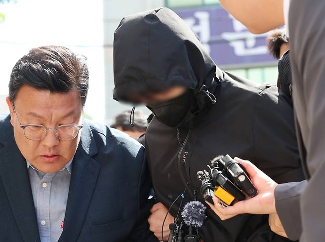 ▲ 7일 오전 광주 동구 광주지방법원에서 ‘묻지마 살인’ 피의자 장모 씨가 구속 전 피의자 심문(영장실질심사)을 마친 뒤 이동하고 있다. 연합뉴스