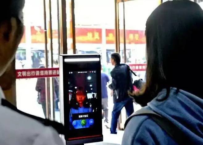 중국의 디지털 경제는 QR 코드 사회를 넘어서 이젠 얼굴 경제로 진화하고 있다. 카메라 앞에서 얼굴을 비추는 것만으로도 신원 확인, 결제, 출입, 의료비 정산까지 이뤄지는 안면인식 인프라가 빠르게 확산하고 있다. 바이두 캡처