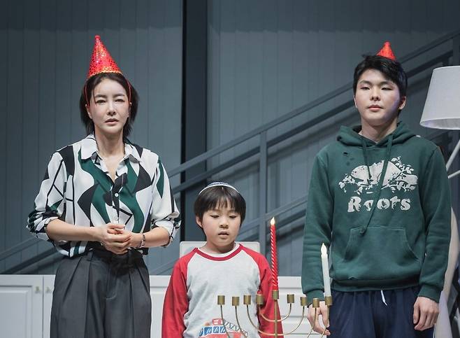 2026년 국립극단 '그의 어머니' 무대. 국립극단 제공