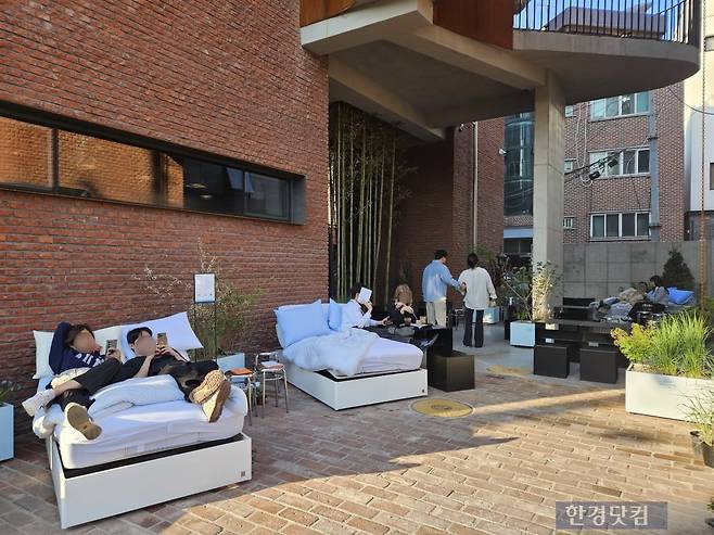 지난 6일 오후 2시 서울 성동구 성수동 음악 복합문화공간 성수율에서 진행하는 일룸의 '멍잠' 팝업스토어에서 지나가는 시민들이 모션베드 위에서 휴식을 취하고 있다. /사진=박수빈 기자