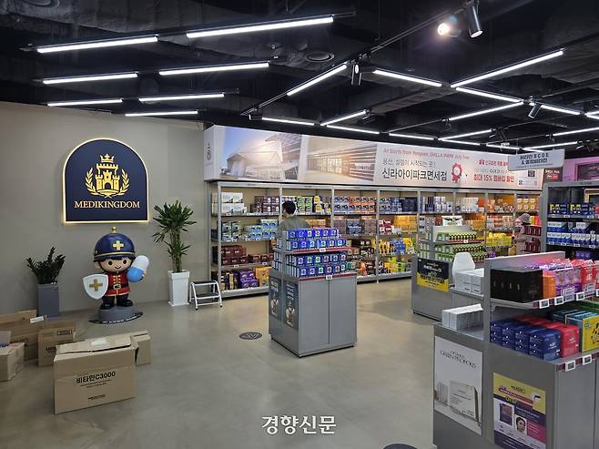 7일 오후 서울 용산구에 있는 800평 규모 창고형 약국 메디킹덤 모습. 김찬호 기자
