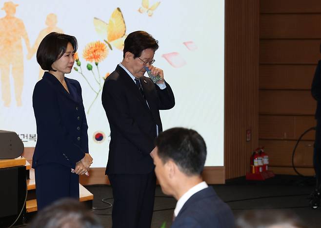 8일 오전 서울 중구 대한상공회의소에서 열린 제54회 어버이날 기념식 축사에서 순직한 소방·경찰 공무원의 유가족을 언급하다 눈물을 보인 이재명 대통령이 행사장을 떠나기 전 김혜경 여사와 함께 눈물을 닦으며 참석자들에게 인사하고 있다.   2026.5.8. 이준헌 기자