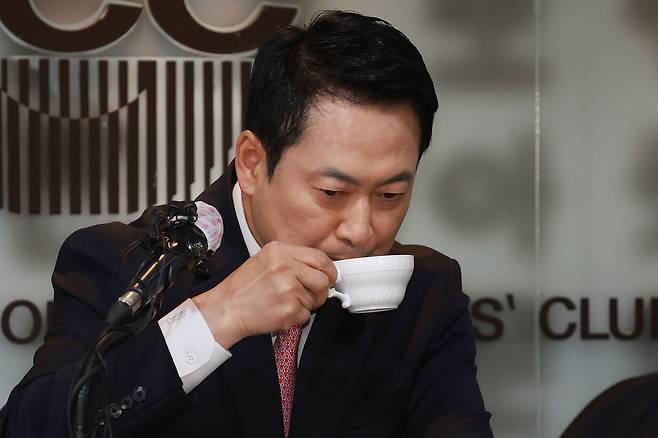 People Power Party Chair Rep. Jang Dong-hyeok sips coffee during a press conference hosted by the Seoul Foreign Correspondents’ Club at the Press Center in central Seoul on Friday. (Pool photo via Yonhap)