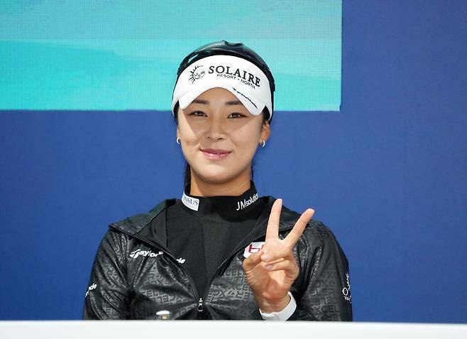 3년 출전 정지에서 1년 6개월로 경감돼 2024년에 KLPGA투어에 복귀한 윤이나가 손가락으로 승리의 'V'를 그려 보이고 있다. KLPGA