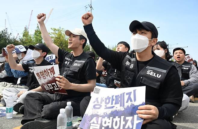 지난 4월 23일 삼성전자 초기업노조원이 경기도 삼성전자 평택사업장 앞에서 투쟁결의대회를 하며 구호를 외치고 있다. 최현규 기자