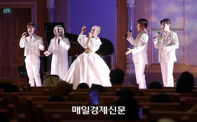 성악가 조수미 씨(가운데)가 지난해 11월 이재명 대통령의 아랍에미리트 국빈방문 당시 현지 대통령궁에서 열린 문화 행사에서 양국 가수들과 공연을 펼치고 있다. [매경DB 자료사진]