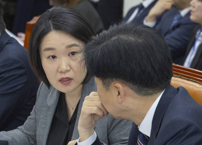 이소영 더불어민주당 의원이 오기형 의원과 지난 3월 국회에서 열린 재정경제기획위원회 조세소위원회에서 대화하고 있다. [사진출처=연합뉴스]