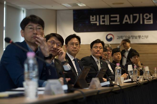 배경훈 부총리 겸 과학기술정보통신부 장관이 8일 오전 서울 종로구 광화문교보빌딩 국가과학기술자문회의 대회의실에서 열린 ‘빅테크 AI기업 사이버보안 프로젝트 관련 전문가 간담회’ 에서 발표를 듣고 있다. 왼쪽부터 과기정통부 김경만 인공지능정책실장, 최우혁 정보보호네트워크정책실장, 배경훈 부총리. <사진=과학기술정보통신부>