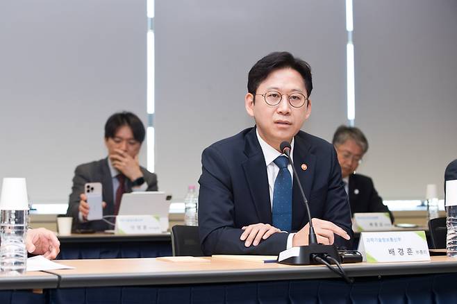 배경훈 부총리 겸 과학기술정보통신부 장관이 8일 오전 서울 종로구 광화문교보빌딩 국가과학기술자문회의 대회의실에서 열린 ‘빅테크 AI기업 사이버보안 프로젝트 관련 전문가 간담회’ 에서 발언하고 있다. <사진=과학기술정보통신부>