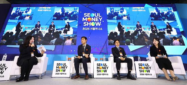 8일 '2026 서울머니쇼'에 참석한 박인혜 매일경제 금융부 차장,유영동 하나은행 WM본부 패밀리오피스센터 수석전문위원, 심종태 신한은행 PWM여의도센터 PB팀장, 황선주 KB국민은행 명동스타PB센터 PB팀장(왼쪽부터)이 투자전략에 대해 토론하고 있다.  한주형 기자