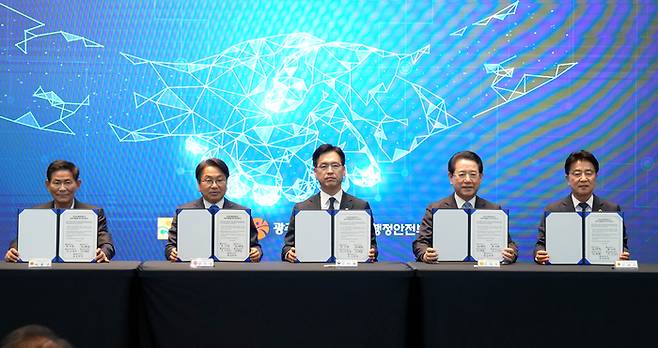 김영록 전라남도지사(오른쪽 둘째)가 8일 광주 국립아시아문화전당에서 열린 ‘전남광주통합특별시준비위원회 출범식’에서 강기정 광주광역시장, 김태균 전라남도의회 의장, 서용규 광주시의회 부의장, 김민재 행정안전부 차관과 성공적인 통합특별시 출범을 위한 업무협약을 체결하고 있다. [전남도]