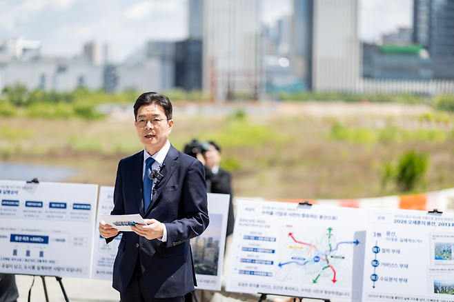 정원오 더불어민주당 서울시장 후보가 8일 서울 용산국제업무지구 현장을 찾아 ‘세계도시 서울의 대전환’을 주제로 공약을 발표하고 있다. 사진=정원오 캠프 제공