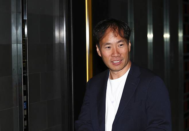 김성훈 업스테이지 대표가 지난 3월 19일 서울 시내의 한 호텔에서 리사 수 AMD 최고경영자(CEO)를 만나기 위해 이동하고 있다. /사진=뉴시스