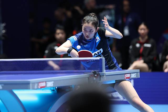 세계랭킹 31위 김나영이 7일 밤(한국시간) 영국 런던 OVO 아레나 웸블리에서 열린 중국과의 2026 ITTF 세계탁구선수권대회 단체전 여자부 8강전에서 세계랭킹 1위 쑨잉사를 상대로 백핸드 리턴을 선보이고 있다.  대한탁구협회 제공