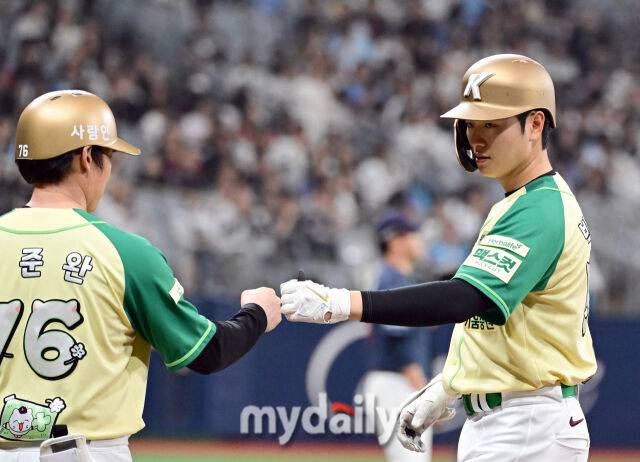 2026년 4월 12일 오후 서울 고척스카이돔에서 열린 '2026 신한 SOL KBO리그' 롯데 자이언츠와 키움 히어로즈의 경기. 키움 박주홍 6회말 1사 후 안타를 친 뒤 기뻐하고 있다./마이데일리