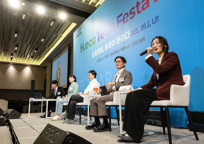 김경연 에코앤파트너스 글로벌전략본부 본부장이 7일 오후 서울 서대문구 연세대학교 백양누리 그랜드볼룸에서 열린 H.eco Tech Festa 2026에서 ‘넥스트 스테이지: 환경은 어떻게 최고의 경쟁력이 되는가’를 주제로 토론을 하고 있다. 윤창빈 기자