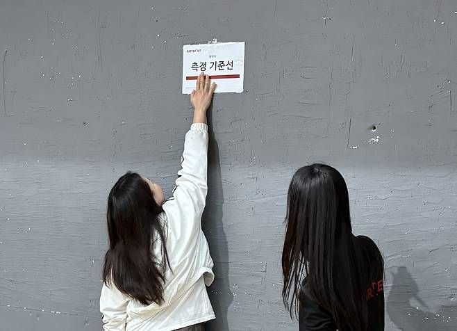 7일 서울 강서구의 한 체육관에서 이스타항공의 객실 승무원 채용 전형 중 하나인 체력시험을 체험하고 있다. 암리치 측정에서 기자가 까치발을 들어 측정 기준선을 겨우 넘긴 모습. 권제인 기자