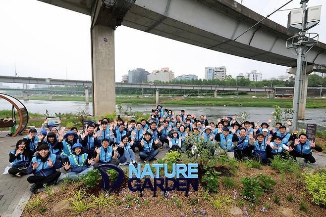 대우건설 임직원들이 준공한 ‘대우건설 네이처(Nature)’ 정원에서 사진촬영을 하고 있다. [대우건설 제공]