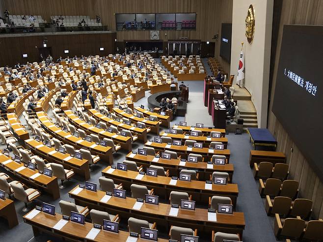 지난 7일 국회에서 열린 본회의에서 대한민국 헌법 개정안이 상정된 이후 우원식 국회의장과 더불어민주당 의원들이 아당의 참여를 호소한 뒤 기다리고 있다. 국민의힘의 당론 불참으로 결국 투표 불성립이 선언됐다. [연합]
