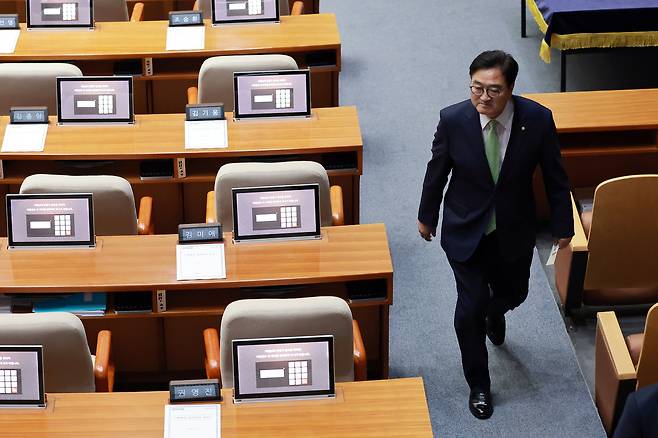 우원식 국회의장이 지난 7일 국회 본회의에서 대한민국 헌법 개정안 표결에 참여하고 있다. 왼쪽으로 국민의힘 의원석이 비어 있다. [연합]