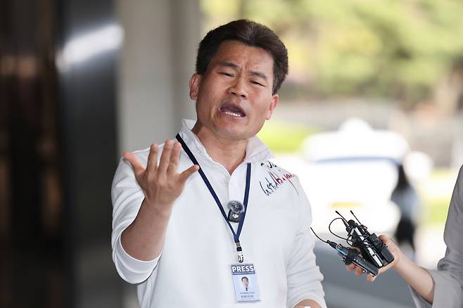 이재명 대통령과 이준석 개혁신당 대표에 대한 명예훼손 혐의를 받는 전 한국사 강사 전한길 씨가 지난달 13일 서울 서초구 서울중앙지검에서 열린 영장심사 전 피의자 조사에 출석하며 취재진에 입장을 밝히고 있다. [연합]