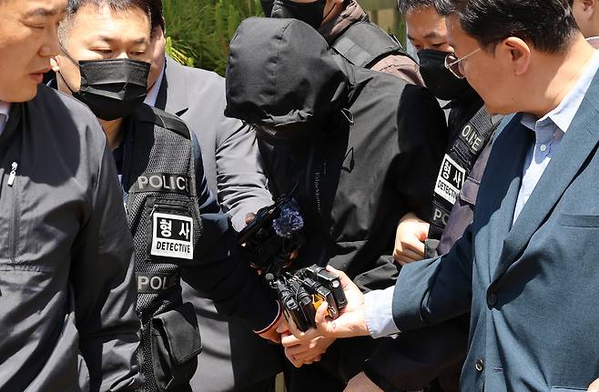 지난 7일 오전 광주 동구 광주지방법원에서 ‘묻지마 살인’ 피의자 장모 씨가 구속 전 피의자 심문(영장실질심사)을 마친 뒤 이동하고 있다. [연합]