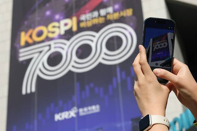 지난 6일 서울 영등포구 한국거래소 서울사무소 외벽에 코스피 7000 안내문이 붙어 있다. [연합]