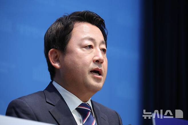 [서울=뉴시스] 조성봉 기자 = 김용남 더불어민주당 평택시을 후보가 6일 오후 서울 여의도 국회 소통관에서 열린 ‘새로운 평택시을 3대비전’ 공약 발표 기자회견에서 발언을 하고 있다.2026.05.06. suncho21@newsis.com