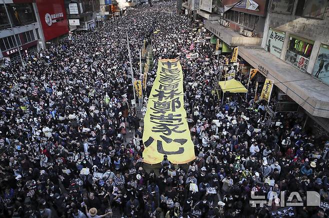 [홍콩=AP/뉴시스] 2019년 12월 8일 홍콩 반정부 시위대가 거리를 가득 메운 채 가두행진을 펼치고 있다. 2026.05.08.