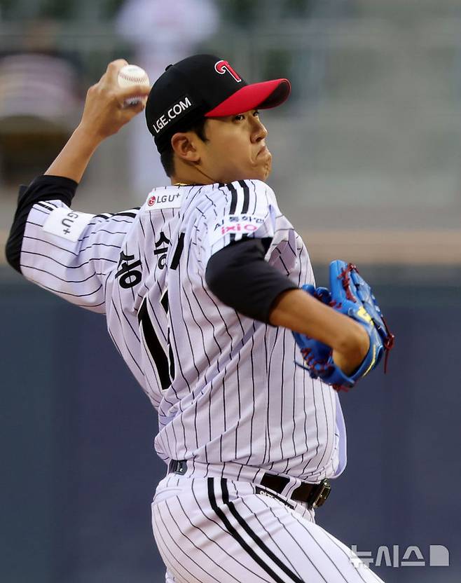 [서울=뉴시스] 홍효식 기자 = 21일 서울 송파구 잠실야구장에서 열린 2026 KBO 리그 한화 이글스와 LG 트윈스의 경기, 1회초 LG 선발투수 송승기가 공을 던지고 있다. 2026.04.21. yesphoto@newsis.com