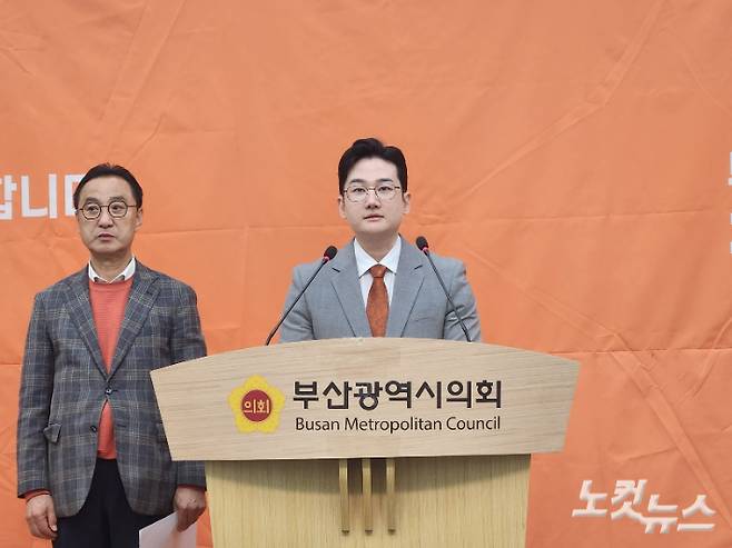 정이한 개혁신당 부산시장 후보(오른쪽)와 최봉환 개혁신당 금정구청장 후보가 침례병원 민관협력 개원 공약을 발표하고 있다. 정혜린 기자