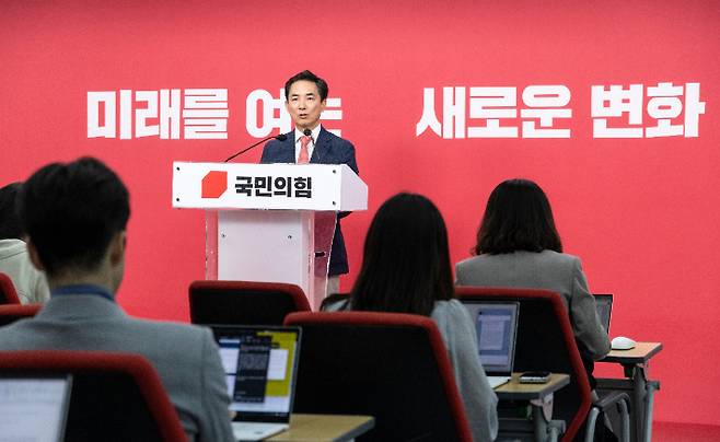 6ㆍ3 재보선 부산 북구 갑 선거구에 국민의힘 공천이 확정된 박민식 전 국가보훈부 장관이 5일 서울 여의도 중앙당사에서 열린 기자회견에서 한동훈 후보와의 단일화 가능성에 대한 취재진 질문에 답하고 있다.     박 전 장관은 이번 선거에 "한동훈 후보와의 단일화 가능성은 제로"라고 밝혔다. 연합뉴스