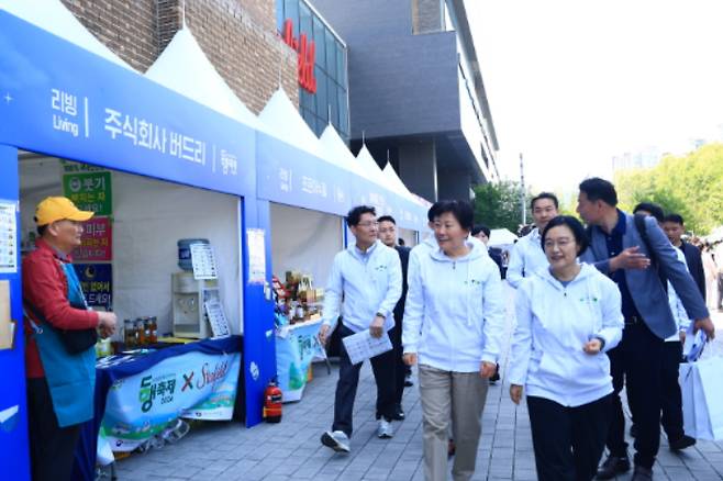 송미령 농림축산식품부 장관과 한성숙 중소벤처기업부 장관이 1일 스타필드 안성점 야외광장에서 열린 동행축제 상생판매전에서 부스를 살펴보고 있다. 연합뉴스