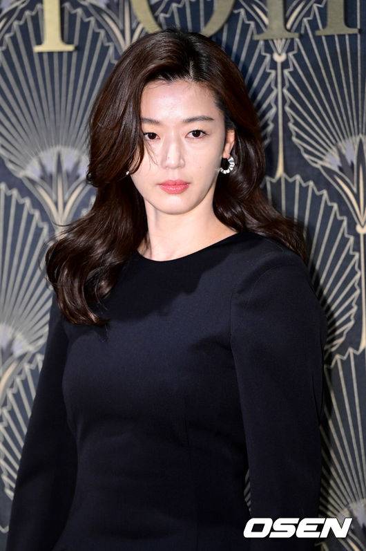 [OSEN=최규한 기자] 11일 오후 서울 메가박스 성수에서 해외 뷰티 브랜드 필름 프리뷰 이벤트가 열렸다.배우 전지현이 행사에 참석해 포즈를 취하고 있다. 2023.05.11 / dreamer@osen.co.kr