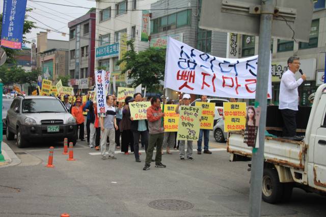 ▲2019년 경 풍천리 주민들이 시내에서 양수발전소 건립 계획 철회 집회를 열고 있다. ⓒ풍천리양수발전소반대대책위