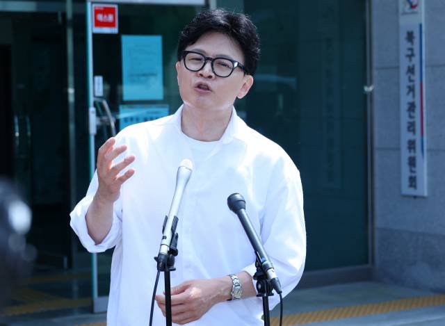 ▲무소속 한동훈 부산 북구갑 국회의원 보궐선거 예비후보가 지난 4일 오후 부산 구포동 북구선거관리위원회에 예비후보 등록을 한 뒤 기자들 질문에 답하고 있다. ⓒ연합뉴스