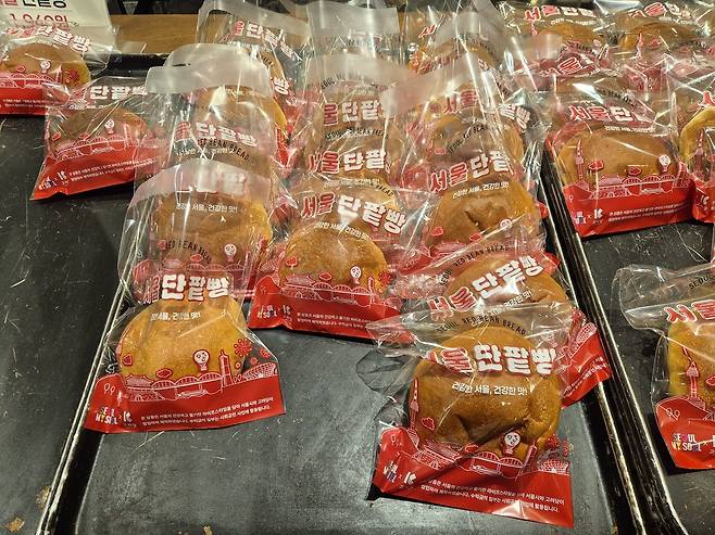 7일 서울 중구 롯데백화점 지하 1층에 마련된 ‘서울빵’ 코너에서 단팥빵 제품이 눈에 띈다. 김동환 기자