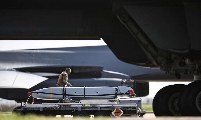 미 공군 지상요원이 재즘(JASSM) 장거리 공대지미사일을&nbsp;B-1B 폭격기에 탑재하기&nbsp;위해 작업을 하고 있다. 세계일보 자료사진