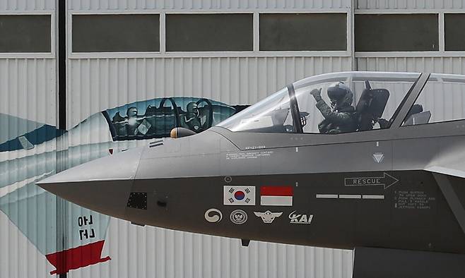 KF-21 전투기가 경남 사천 소재 한국항공우주산업(KAI) 격납고를 지나고 있다. 세계일보 자료사진