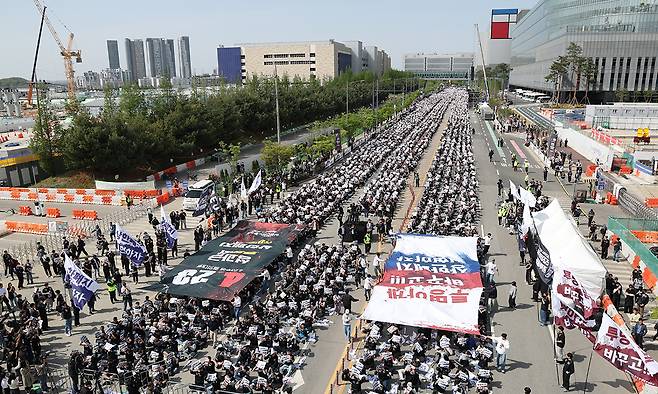 지난 4월 23일 경기도 평택시 삼성전자 평택캠퍼스 앞에서 열린 삼성전자 노동조합 공동투쟁본부의 '투명하게 바꾸고, 상한폐지 실현하자-4/23 투쟁 결의대회'에서 조합원들이 구호를 외치고 있다. 공동취재사진