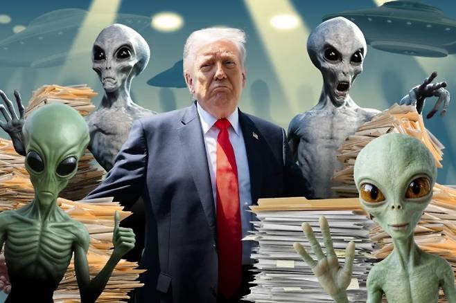 도널드 트럼프 미국 대통령과 외계인 이미지, UFO 관련 문서 더미를 합성한 뉴욕포스트 포토일러스트. 뉴욕포스트는 백악관이 트럼프 대통령 지시에 따라 UFO 관련 정부 파일 공개 절차를 시작할 예정이라고 보도했다. 뉴욕포스트 캡처
