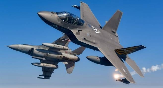 한국형 전투기 KF-21 보라매가 F-16 전투기와 함께 비행하고 있다. 해외 군사 전문매체는 캐나다의 F-35 도입 재검토 국면에서 KF-21이 대안이 될 수 있다고 주장했다. 사진=KAI/자료사진