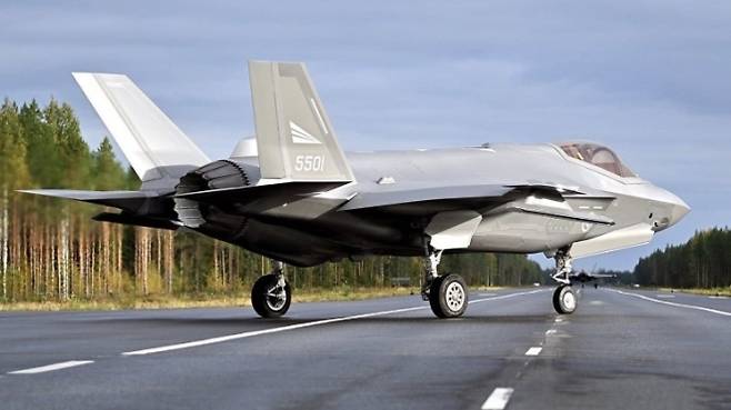 노르웨이 공군의 F-35A 스텔스 전투기가 활주로를 이동하고 있다. 캐나다는 미국산 F-35 88대 도입 계획을 재검토하고 있으며, 해외 군사 전문매체는 이 과정에서 한국형 전투기 KF-21도 대안으로 거론될 수 있다고 주장했다. 사진=노르웨이 공군/자료사진