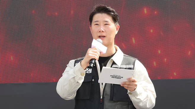 최승호 초기업노동조합 삼성전자 지부 위원장이 지난달 23일 경기도 평택시 삼성전자 평택사업장 앞에서 열린 투쟁결의대회에서 투쟁사를 하고 있다. 뉴시스