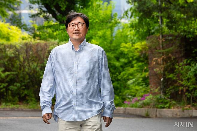 홍수열 자원순환사회경제연구소장은 최근 쓰레기 문제를 해설하는 〈그건 쓰레기가 아니라고요〉 개정판을 출간했다. ⓒ김흥구