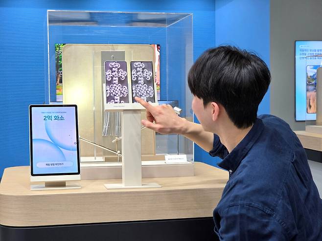 지난달 22일 2026 월드IT쇼 삼성전자관에서 갤럭시 S26 울트라의 수평 고정 슈퍼스테디 기능과 2억 화소 카메라를 체험하는 모습 ⓒ삼성전자 제공