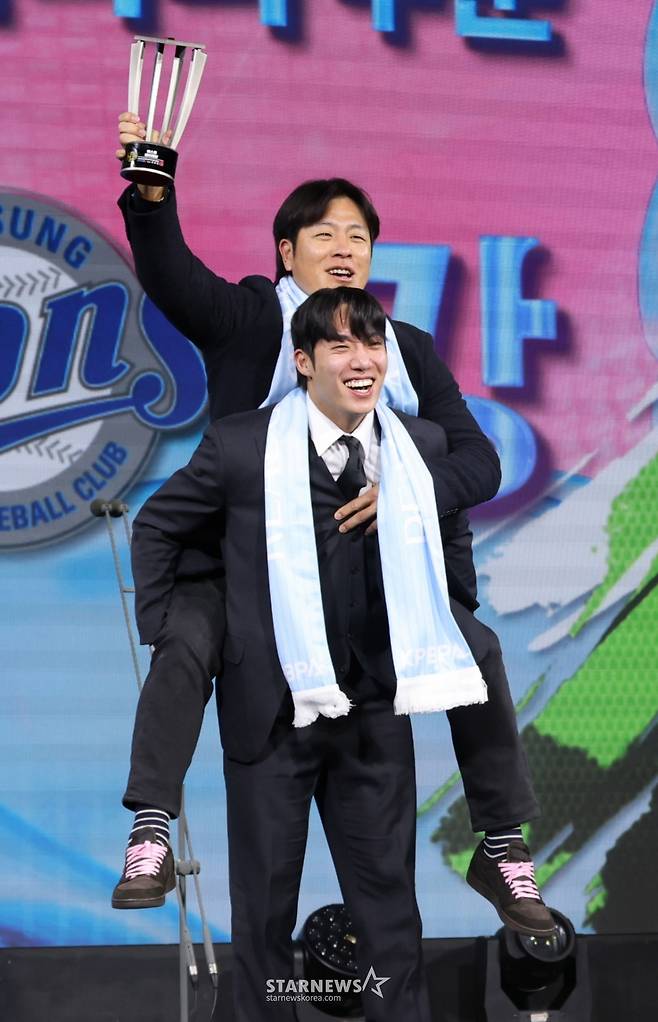 '2025 컴투스프로야구 리얼글러브 어워드(Real Glove Award)'가 1일 서울 광진구 그랜드 워커힐 서울에서 열렸다. 삼성 원태인과 강민호가 베스트 배터리상 수상 후 포즈를 취하고 있다. 리얼글러브 어워드는 한국 프로야구 선수들이 직접 투표를 통해 동료 선수들의 활약을 평가하고 각 포지션별 최고의 선수를 선정하는 국내 유일의 선수 주도형 시상식이다. /사진=김진경 kim.jinkyung@