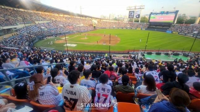 2026 신한 SOL KBO리그 LG 트윈스 대 NC 다이노스 경기가 지난 1일 서울 잠실야구장에서 열렸다. 구장을 가득 메운 만원 관중이 응원을 하며 명승부를 관전하고 있다. /사진=김진경 대기자