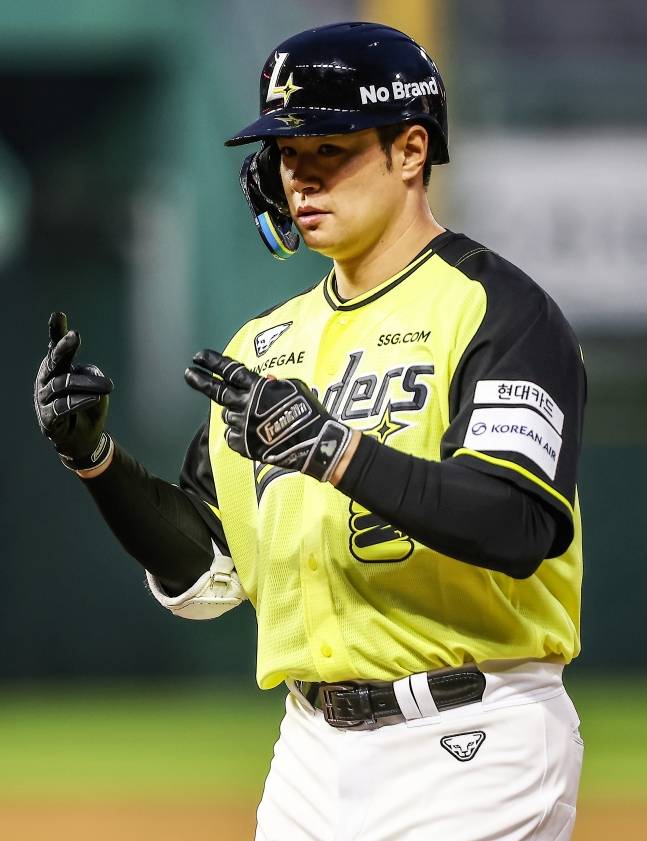SSG 김재환이 7일 NC전에서 3회말 기술적인 타격으로 1타점 적시타를 날리고 세리머니를 하고 있다. /사진=SSG 랜더스 제공